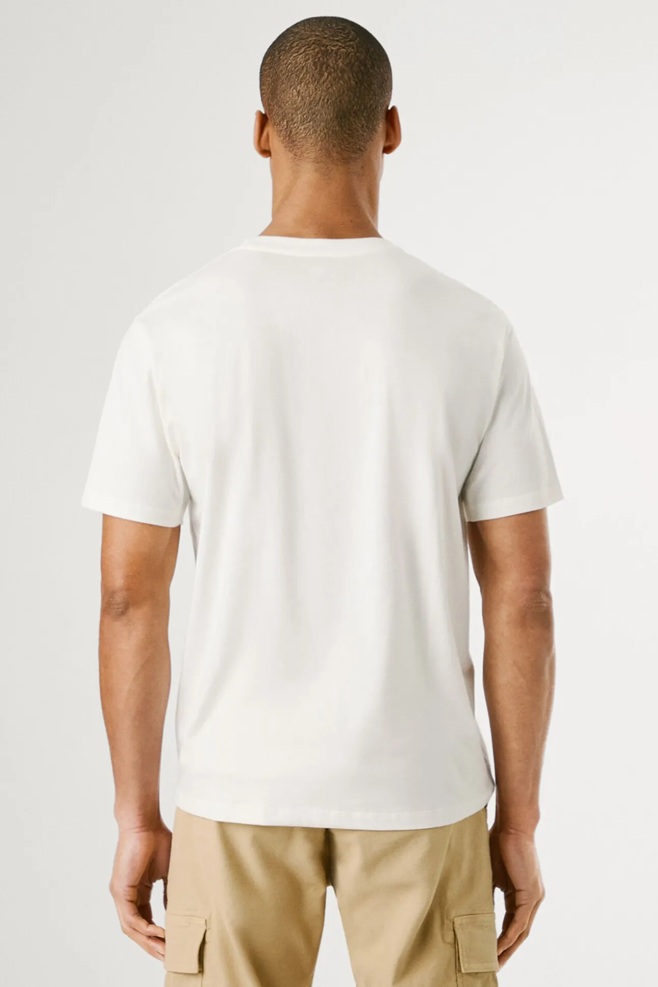 Camiseta de manga corta con logo frontal.