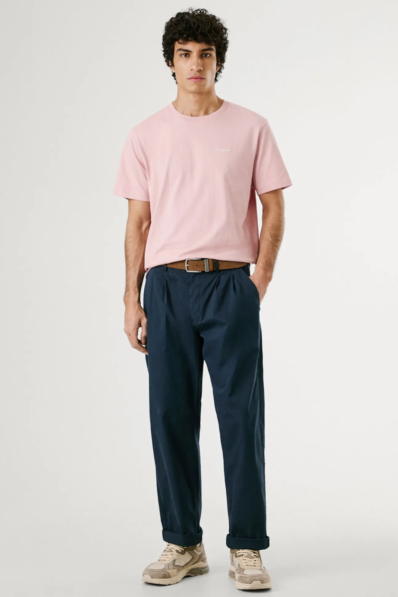 Camiseta de manga corta con logo bordado.