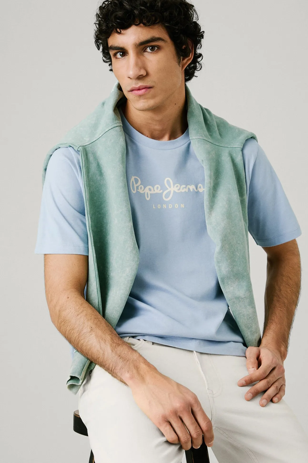 Camiseta de manga corta con logo frontal.