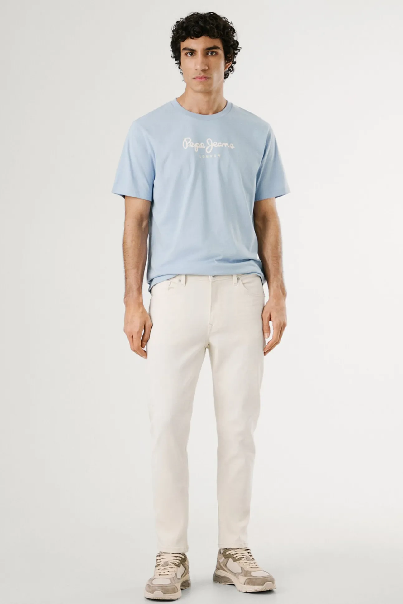 Camiseta de manga corta con logo frontal.