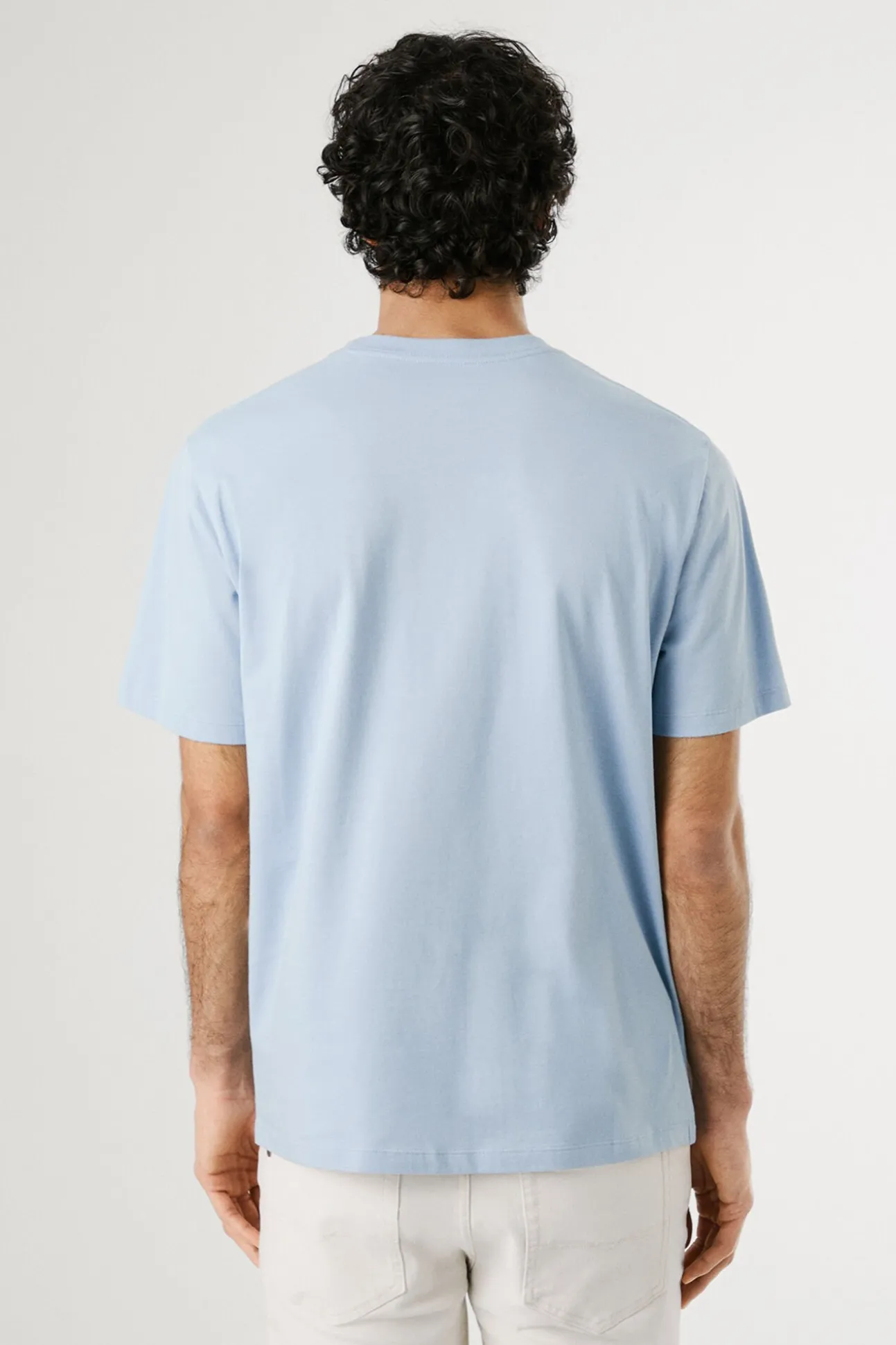 Camiseta de manga corta con logo frontal.