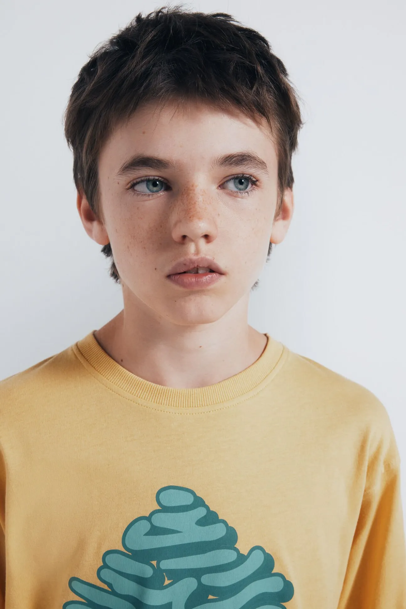 Camiseta de manga larga amarilla árbol niño