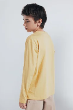 Camiseta de manga larga amarilla árbol niño