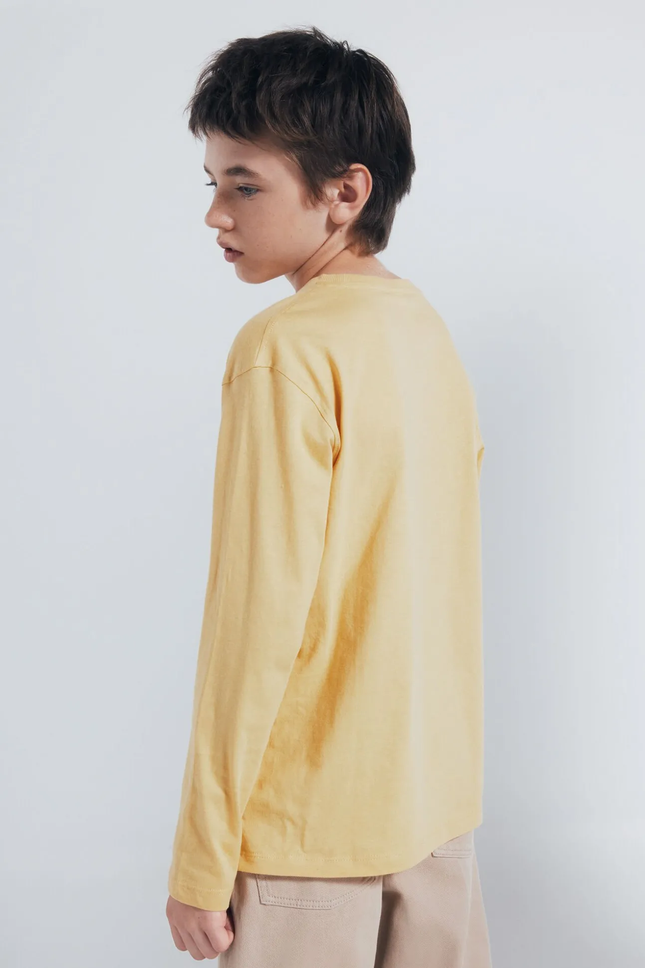Camiseta de manga larga amarilla árbol niño