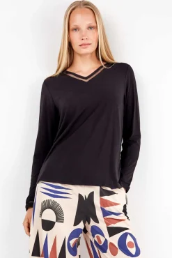 Camiseta detalle encaje escote