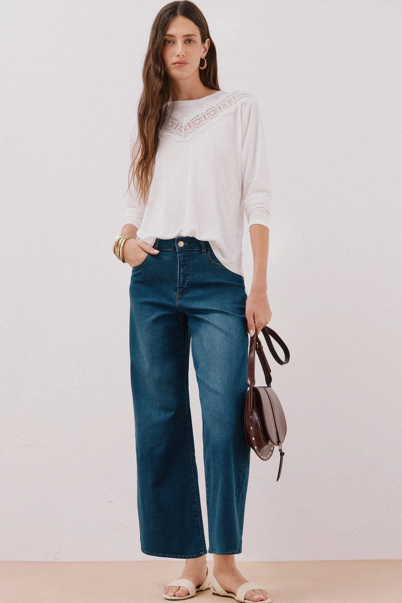 Camiseta detalle encaje floral