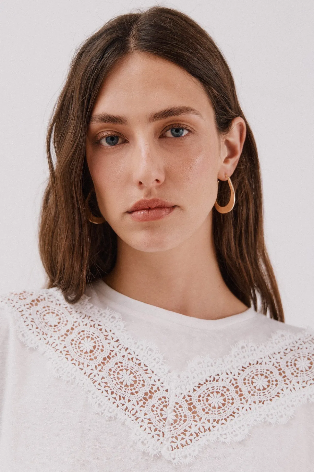 Camiseta detalle encaje floral