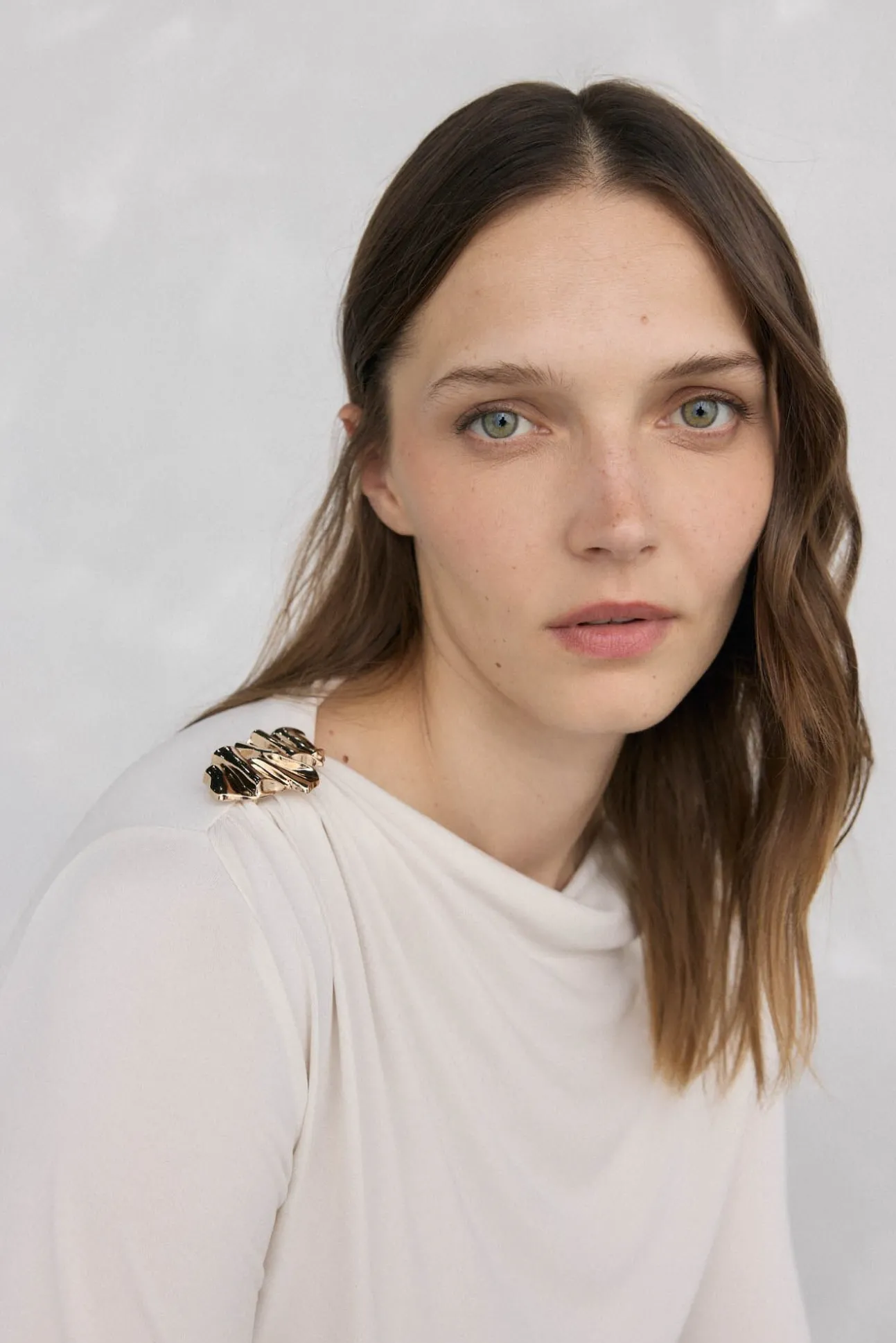 Camiseta drapeada con broche