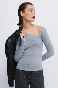 Camiseta escote asimétrico