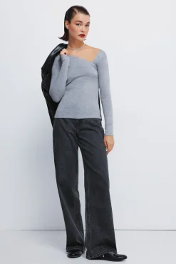 Camiseta escote asimétrico