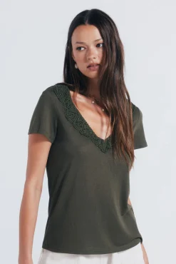 Camiseta escote crochet