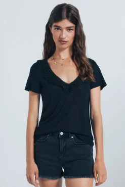Camiseta escote crochet
