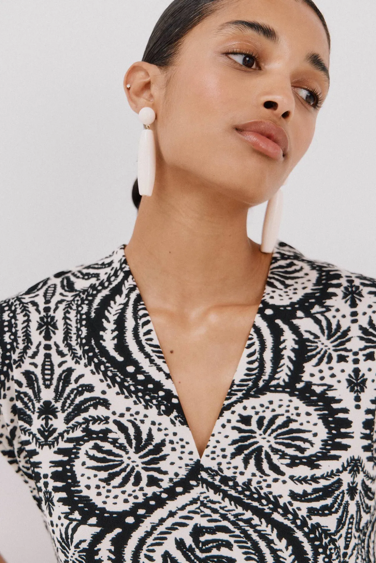 Camiseta estamapda escote pico fruncido