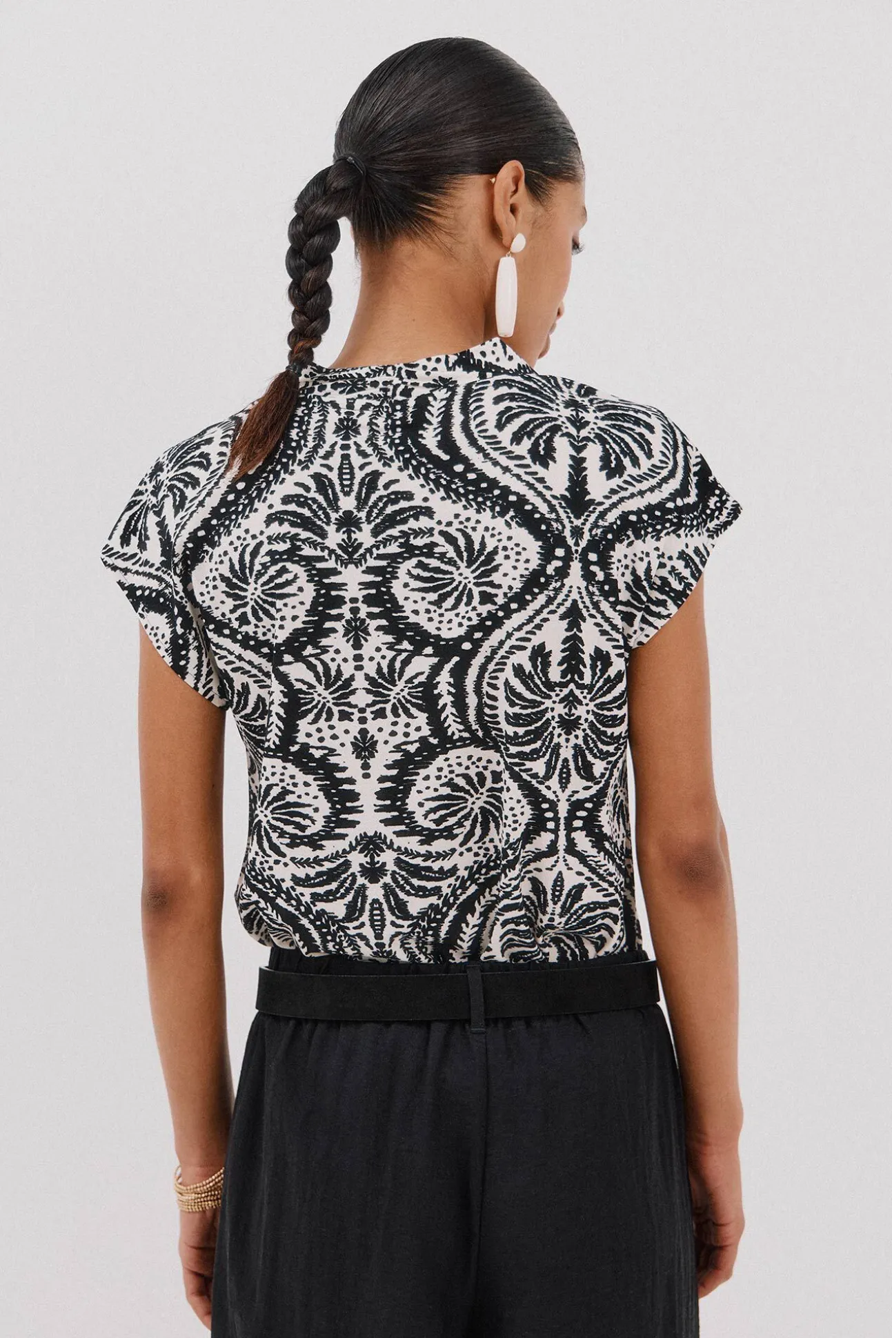 Camiseta estamapda escote pico fruncido