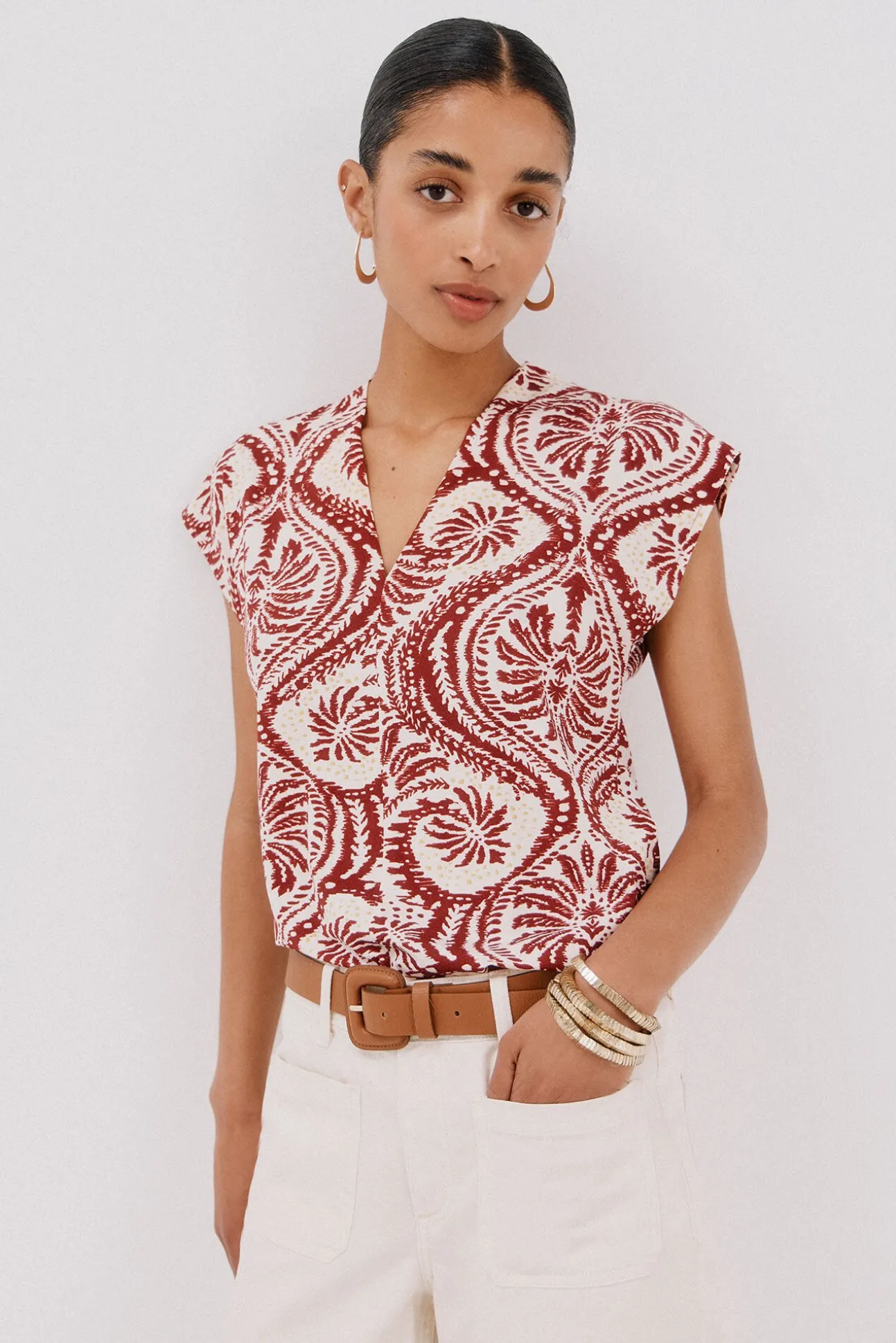 Camiseta estamapda escote pico fruncido