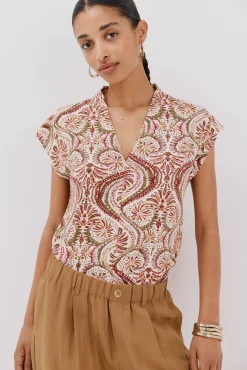 Camiseta estamapda escote pico fruncido