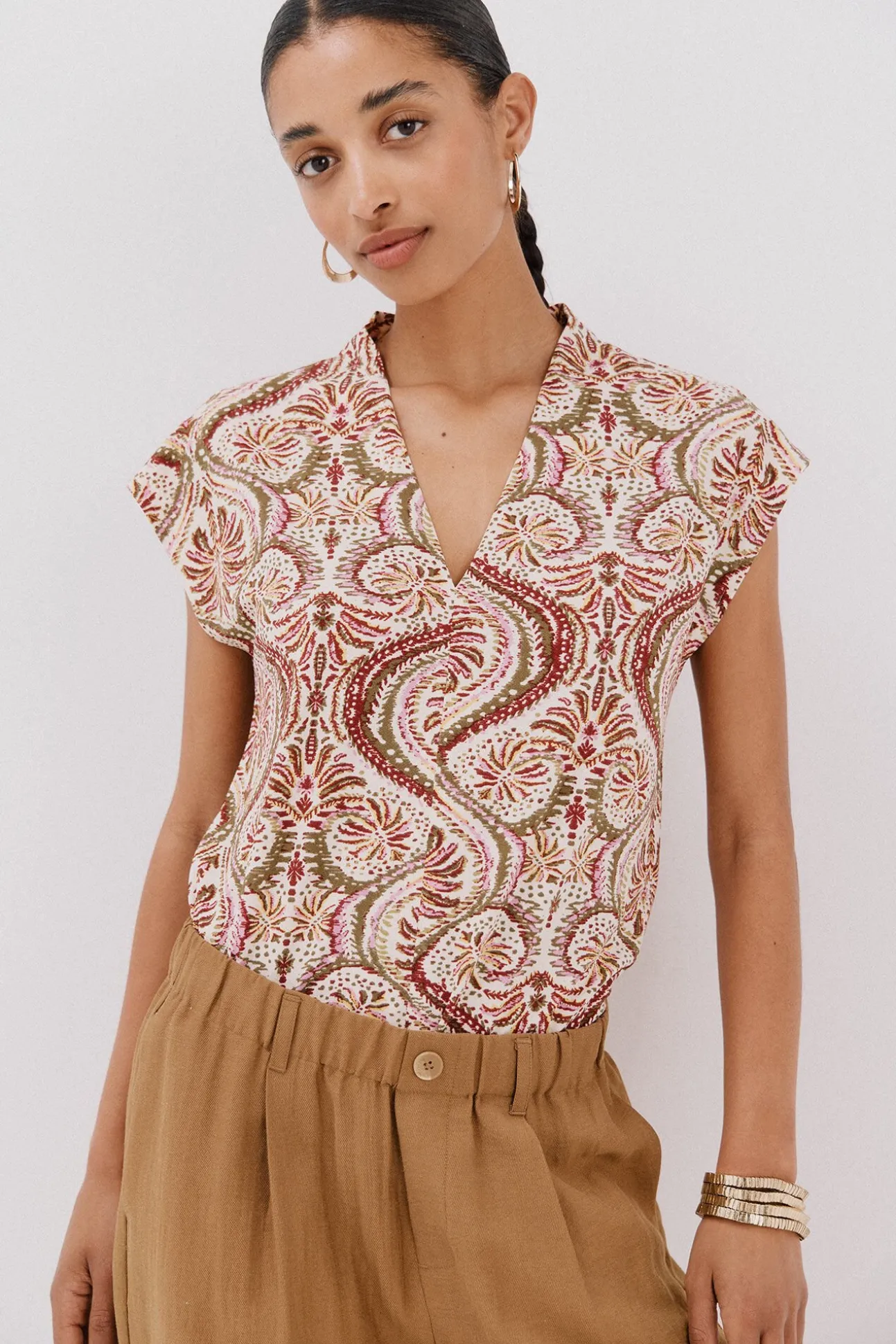 Camiseta estamapda escote pico fruncido