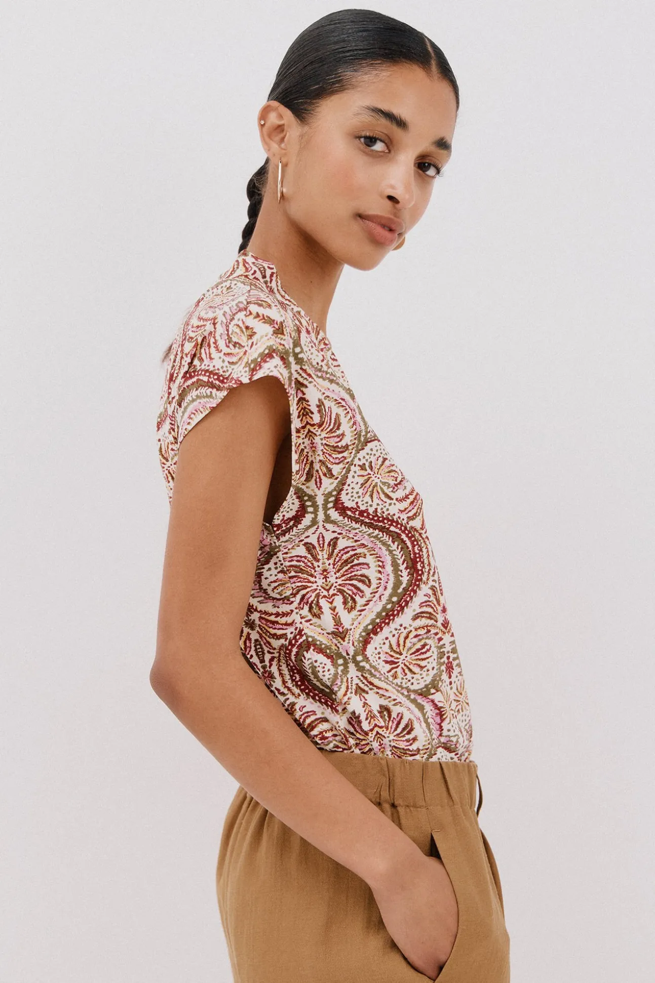 Camiseta estamapda escote pico fruncido