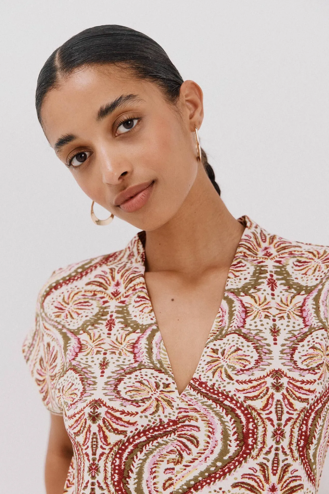 Camiseta estamapda escote pico fruncido