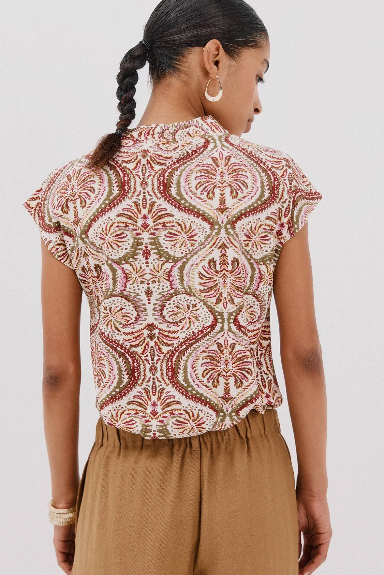 Camiseta estamapda escote pico fruncido