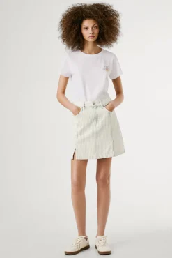 Camiseta manga corta con logo bordado y dibujo trasero.