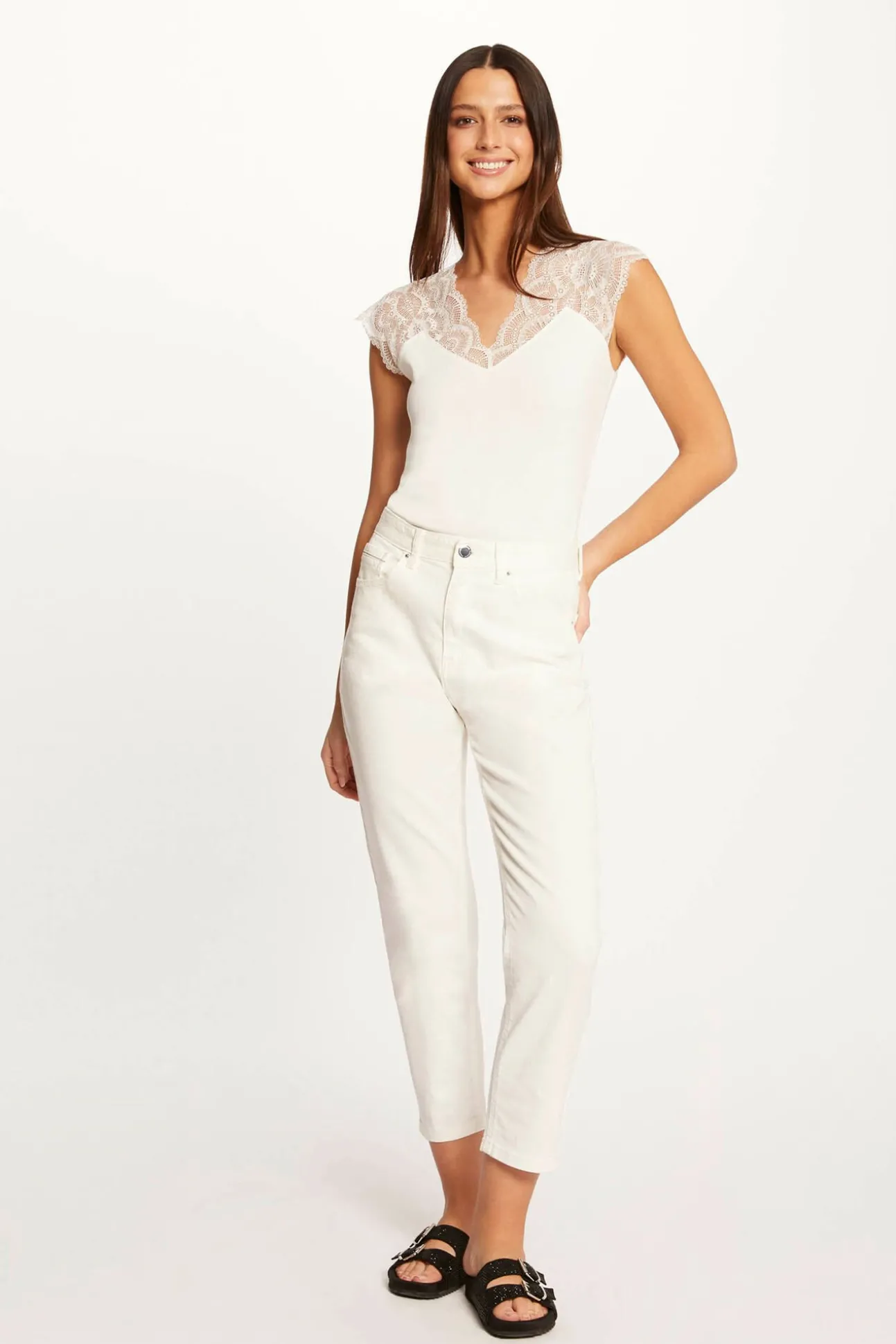 Camiseta manga corta con encaje