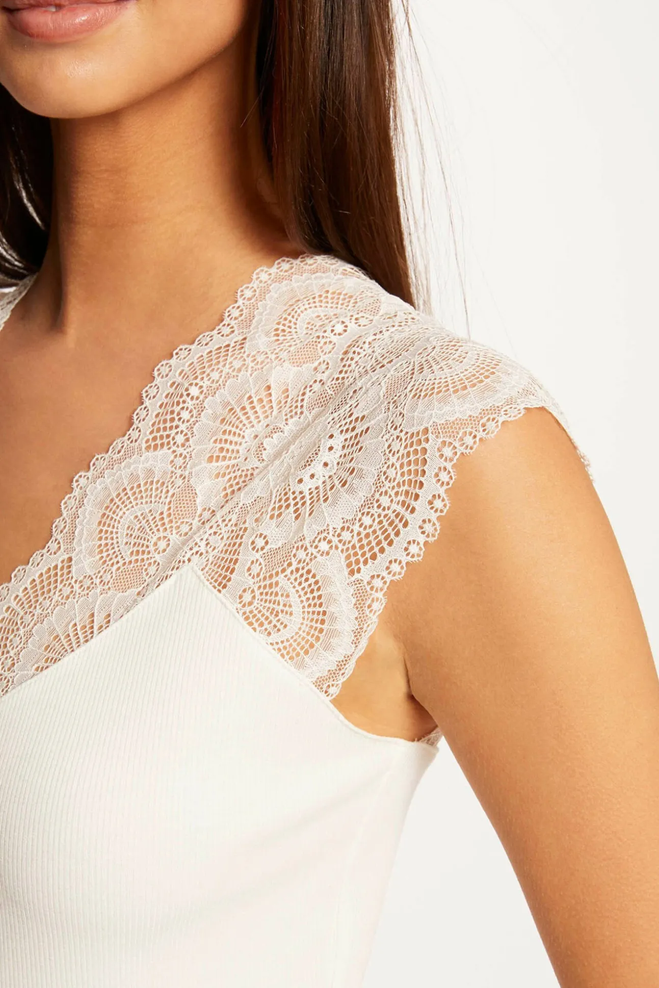 Camiseta manga corta con encaje