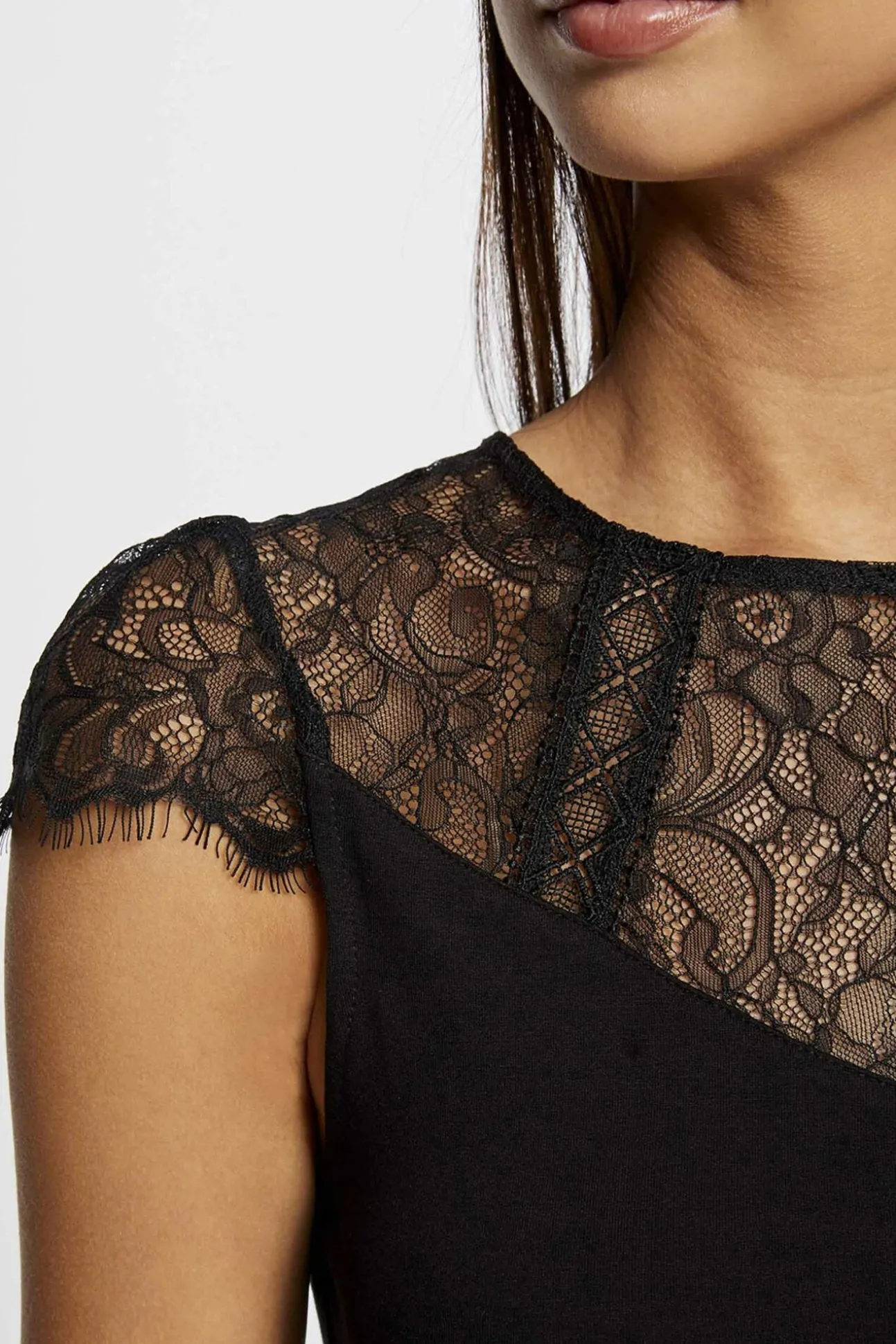 Camiseta manga corta con encaje