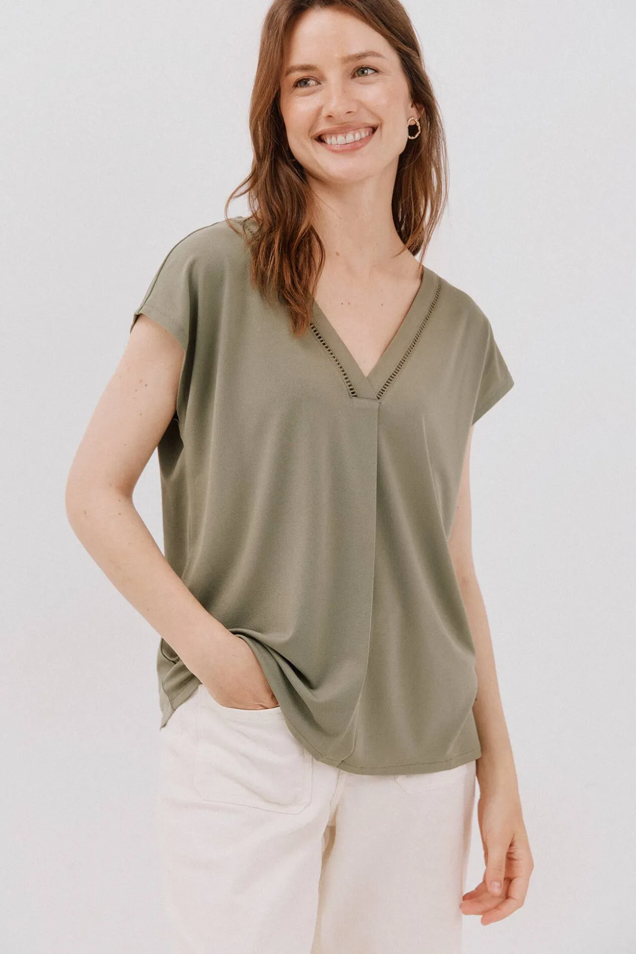 Camiseta pico con detalle puntilla