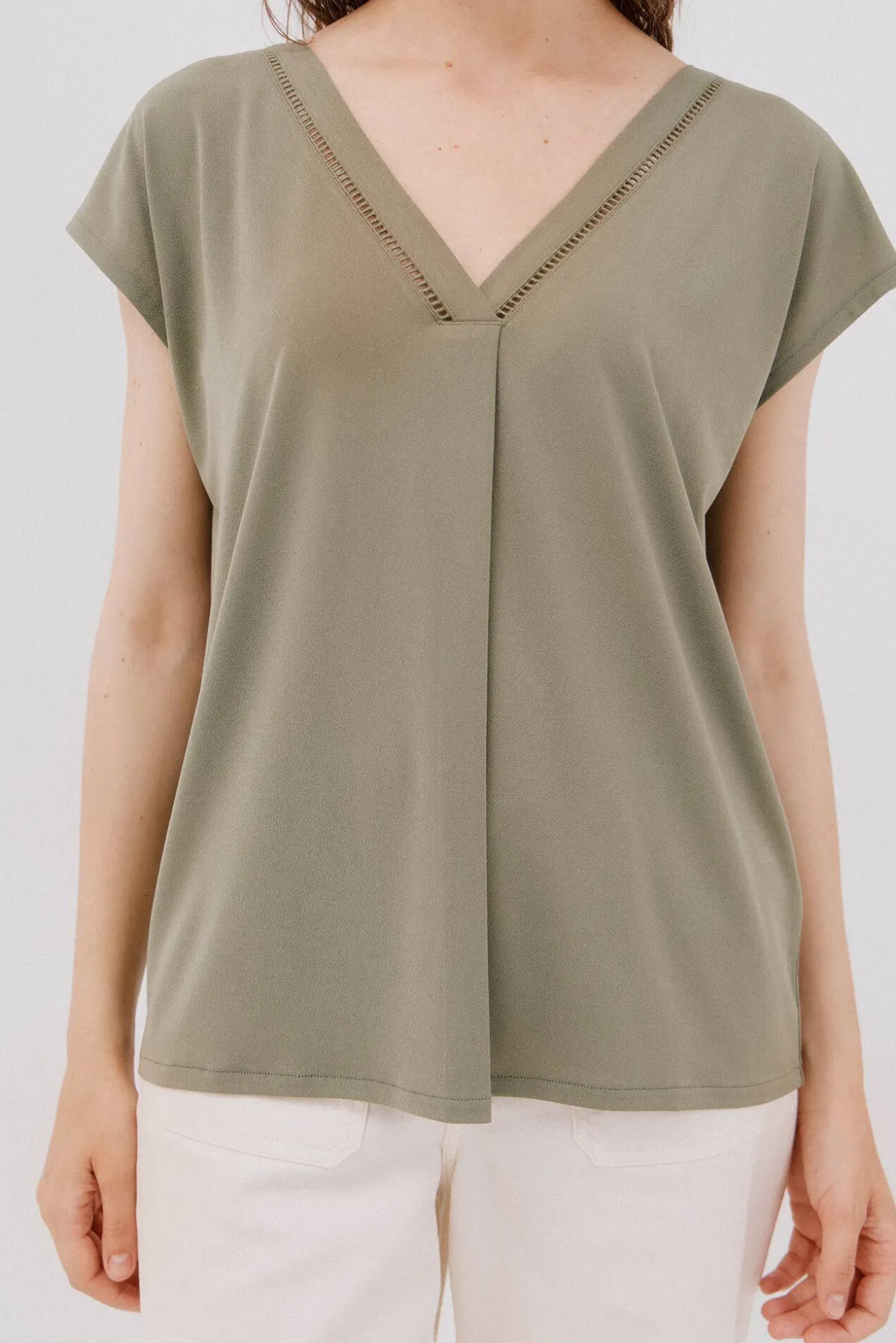 Camiseta pico con detalle puntilla