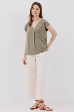 Camiseta pico con detalle puntilla