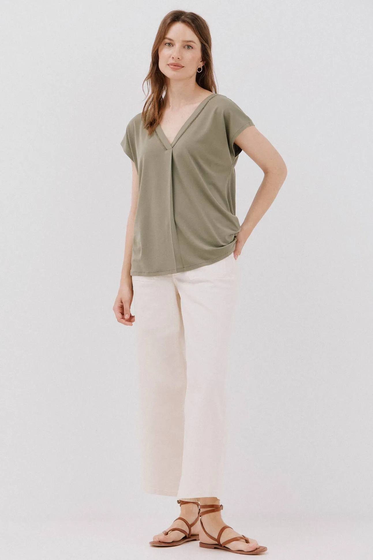 Camiseta pico con detalle puntilla