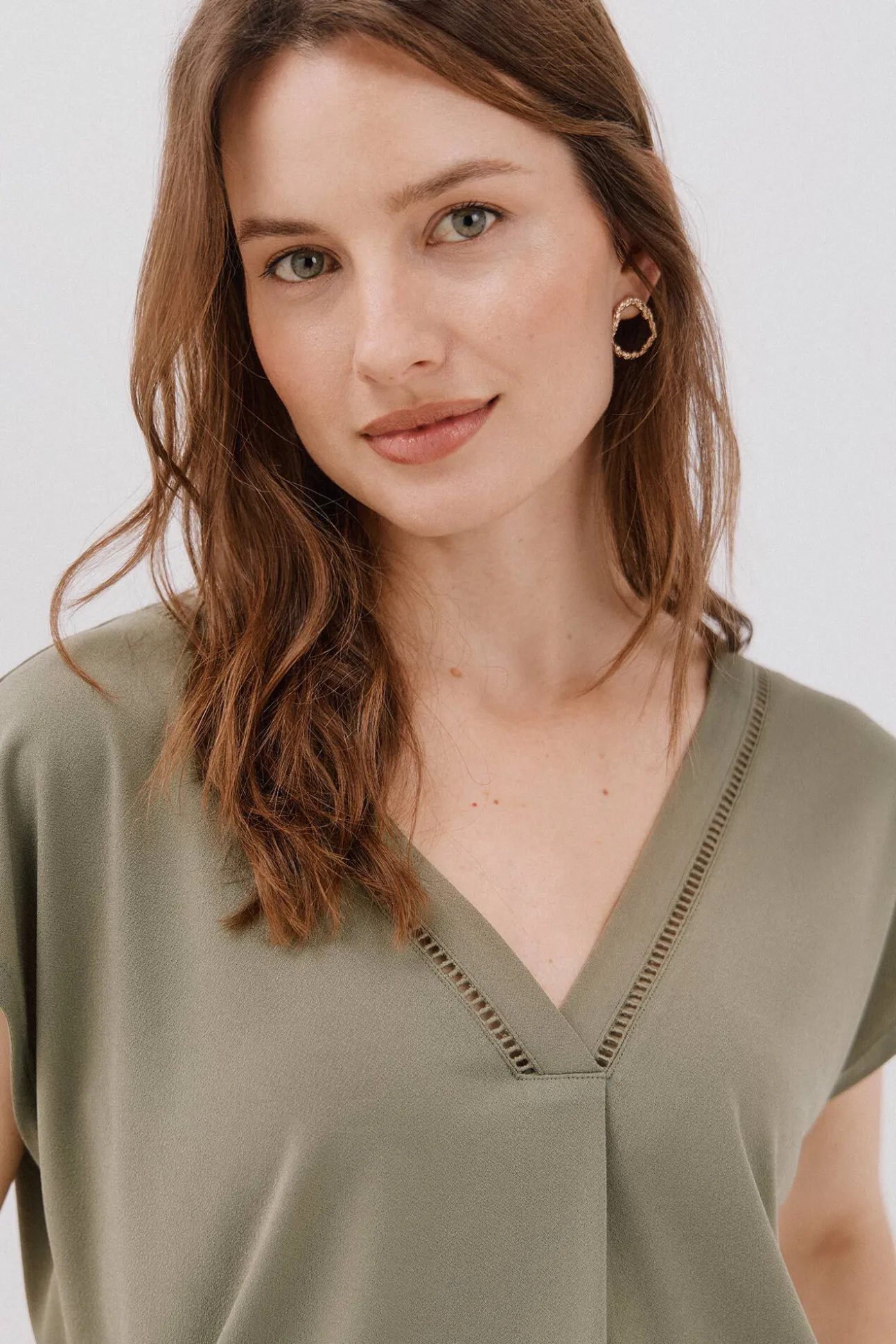 Camiseta pico con detalle puntilla