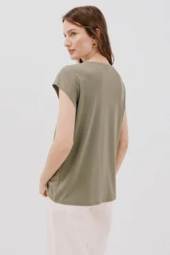 Camiseta pico con detalle puntilla