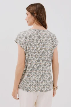 Camiseta pico con detalle puntilla