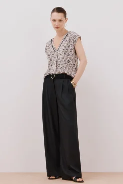 Camiseta pico con detalle puntilla