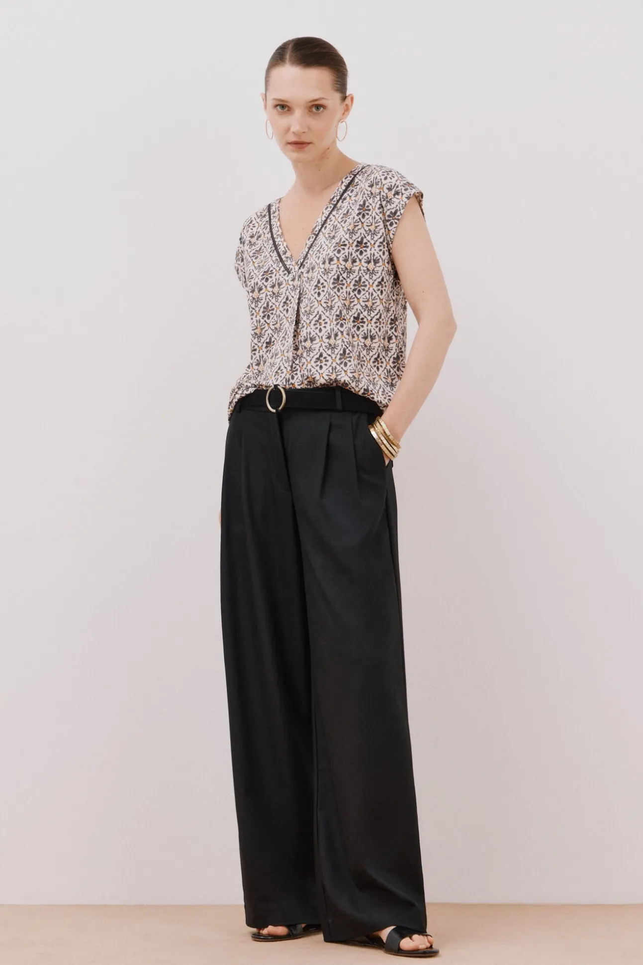 Camiseta pico con detalle puntilla