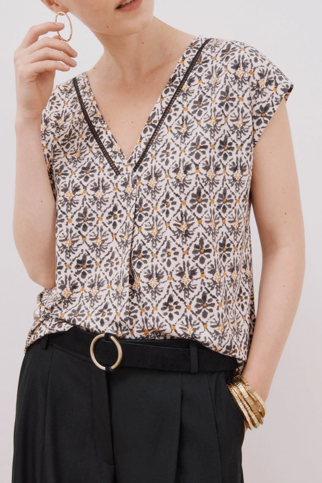 Camiseta pico con detalle puntilla