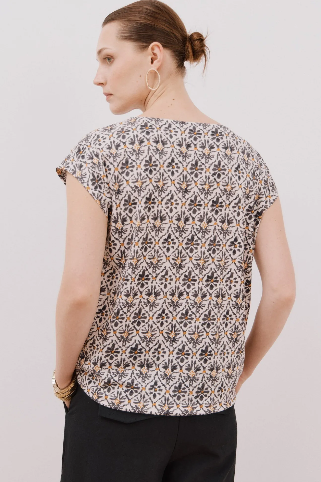 Camiseta pico con detalle puntilla