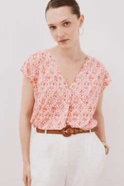 Camiseta pico con detalle puntilla