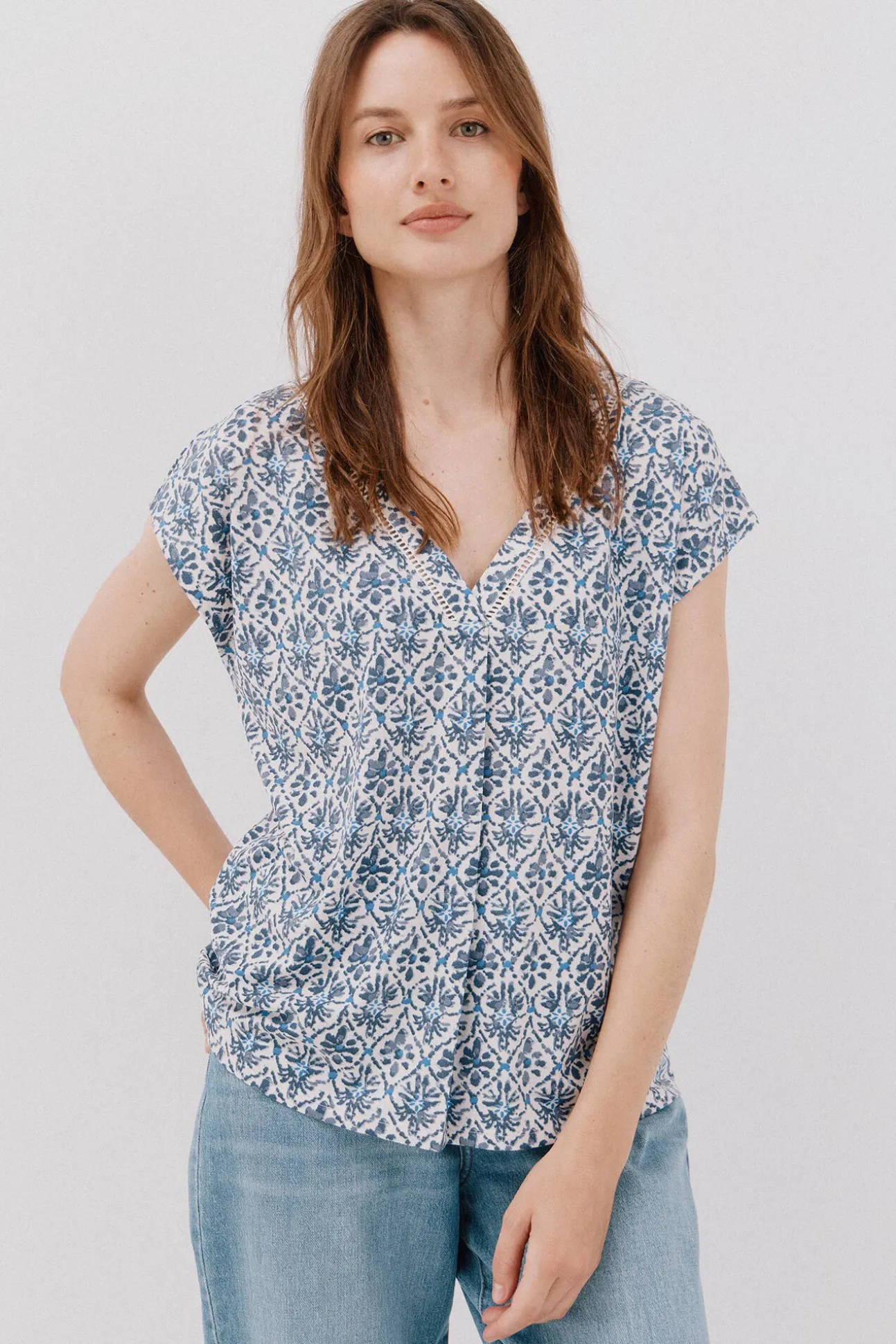 Camiseta pico con detalle puntilla