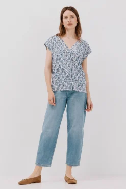 Camiseta pico con detalle puntilla