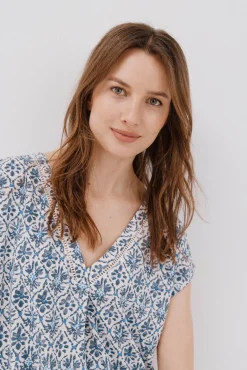 Camiseta pico con detalle puntilla