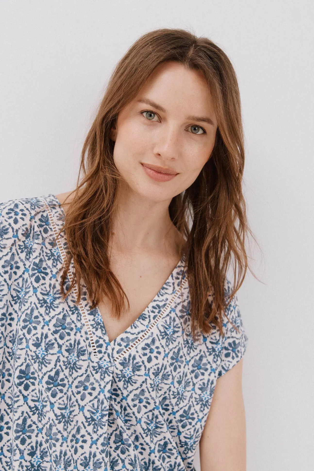 Camiseta pico con detalle puntilla