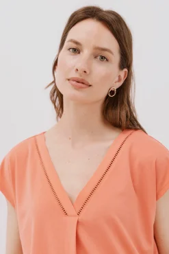 Camiseta pico con detalle puntilla