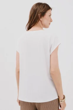 Camiseta pico con detalle puntilla