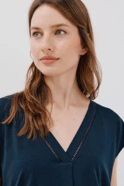 Camiseta pico con detalle puntilla