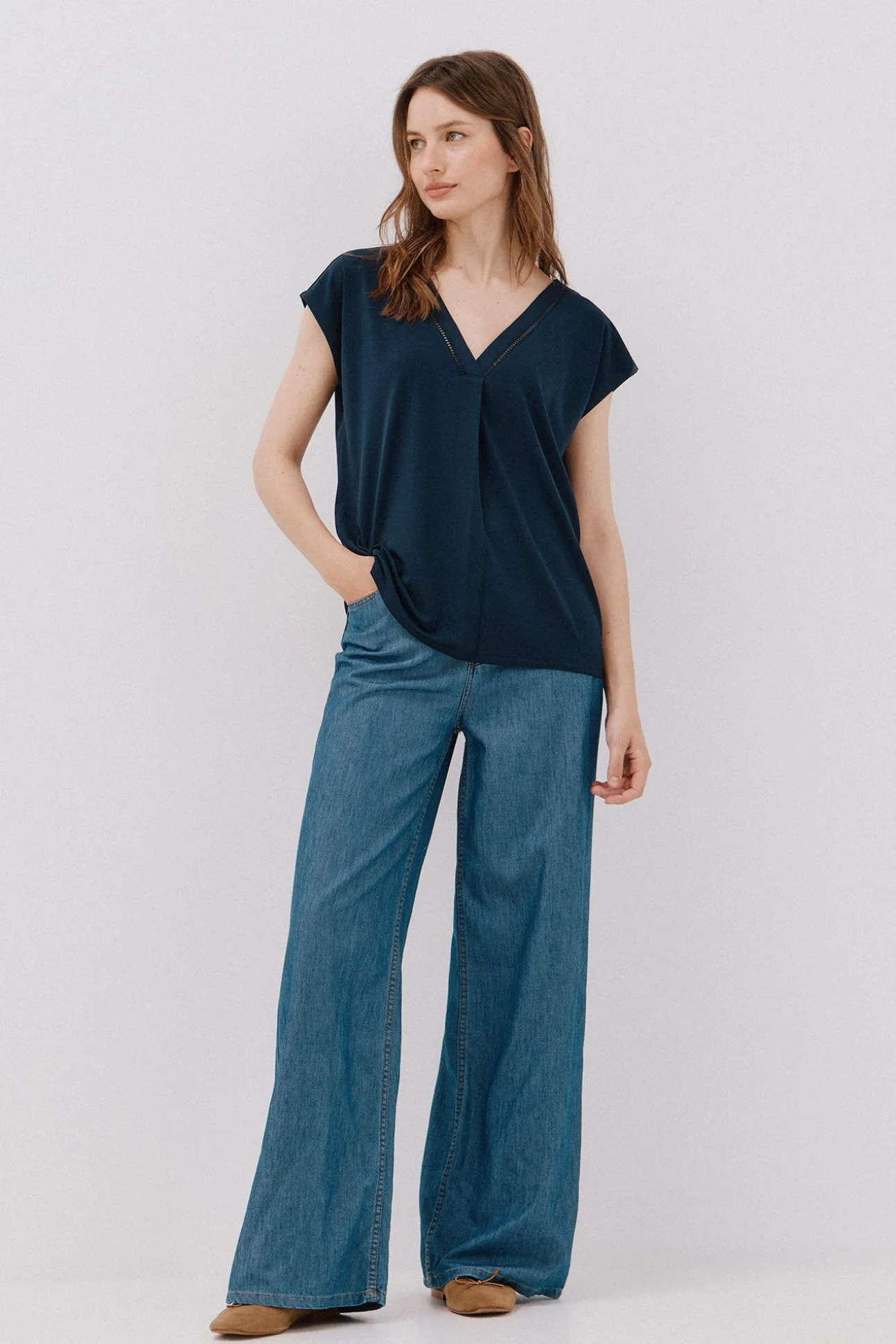 Camiseta pico con detalle puntilla