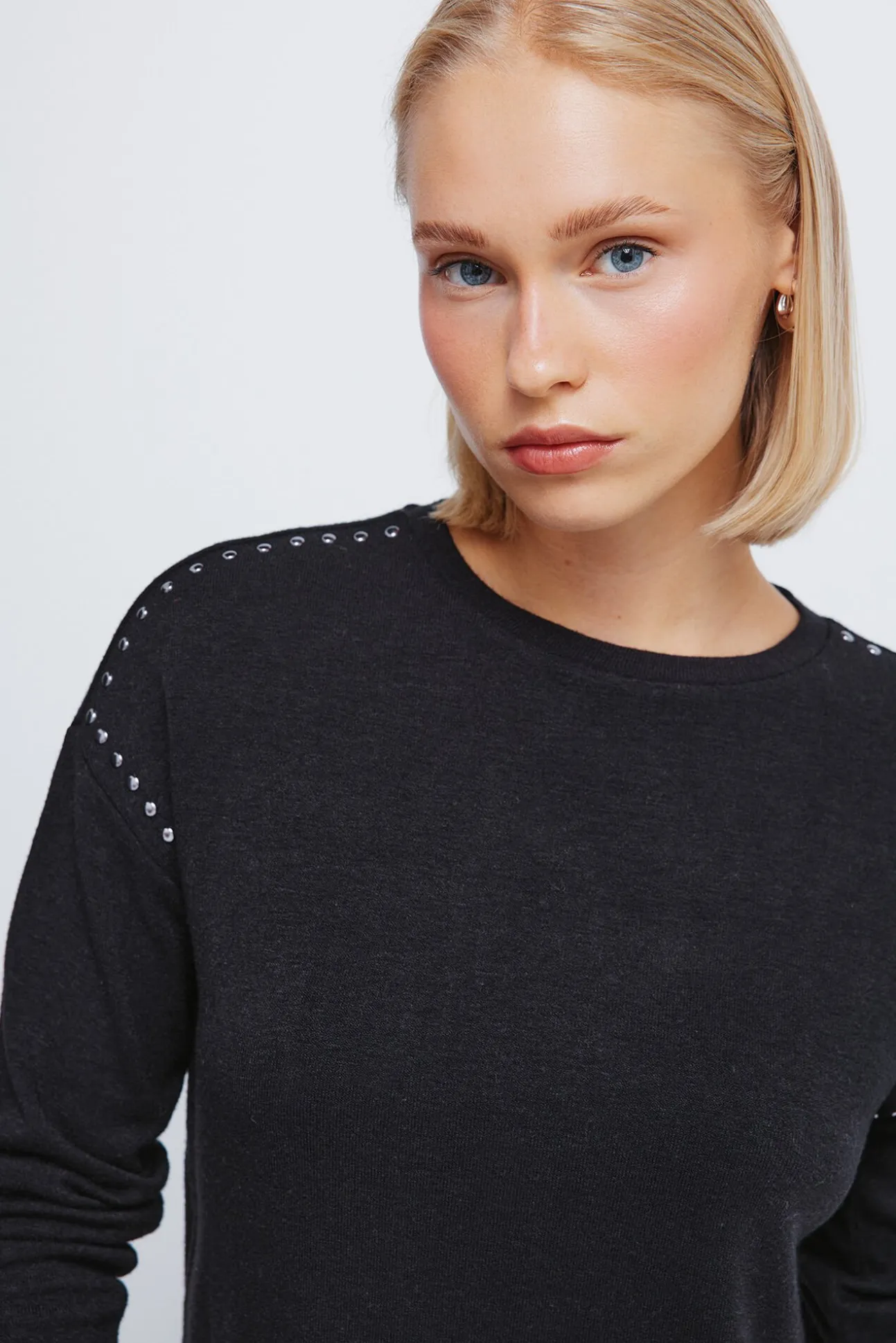 Camiseta punto cortado tachas