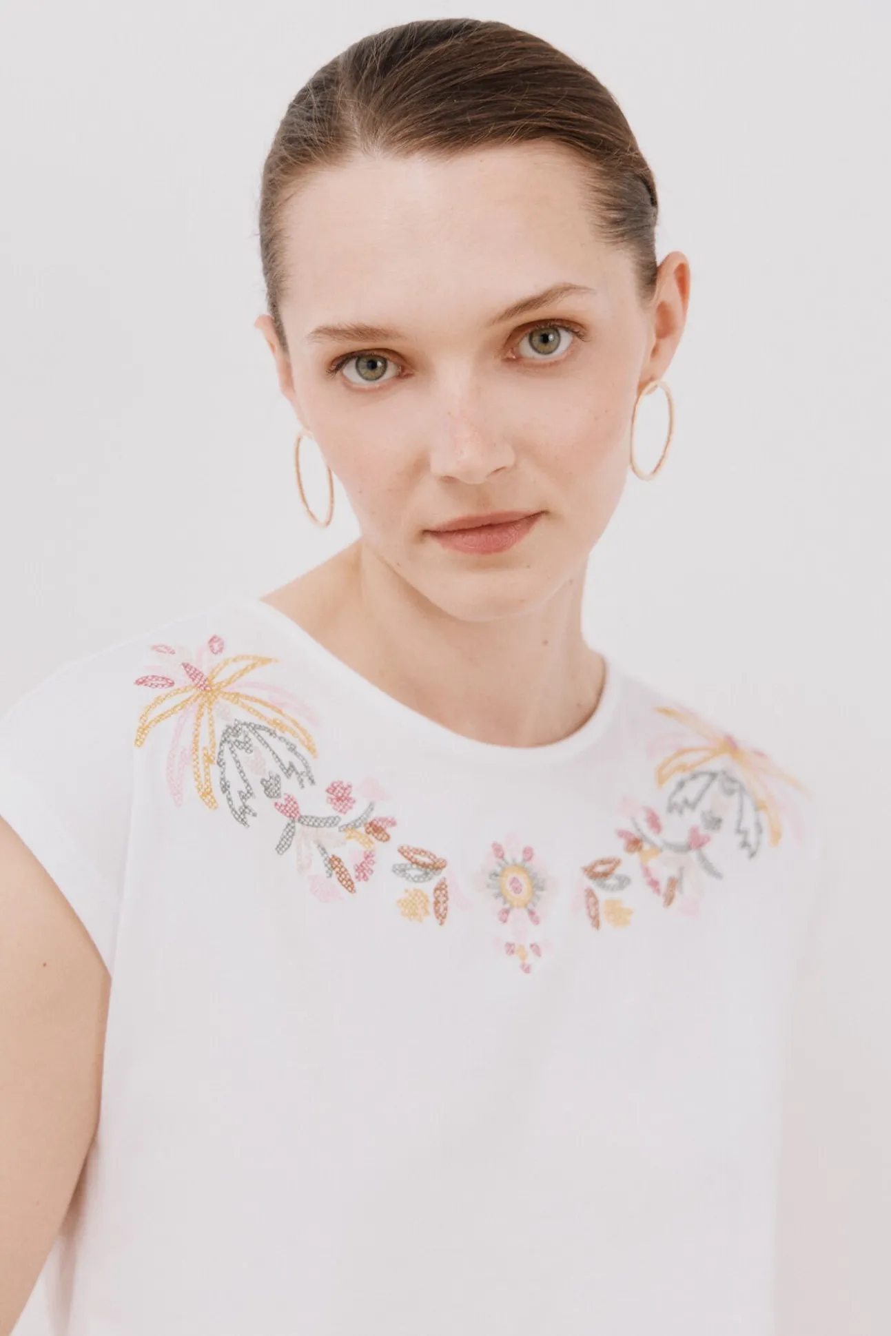 Camiseta sin mangas estampada y bordada